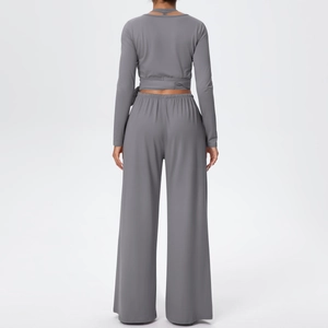 Vue arrière d'un ensemble de yoga gris avec lien au dos et pantalon large fluide