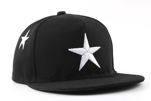 Nahaufnahme der weißen Sternstickerei und der Premium-Nähte auf einer schwarzen Hip-Hop-Cap