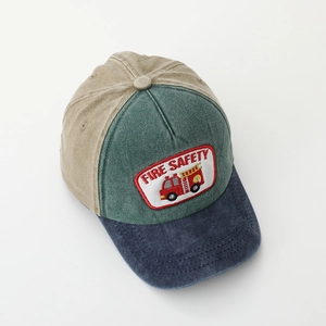 Cappellino da baseball per bambini color block con ricamo camion dei pompieri e stile retrò
