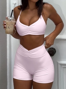 Nahaufnahme des rosa Sportsets mit gerafftem Sport-BH und Shorts mit hoher Taille