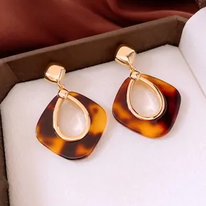 Boucles d'oreilles rétro en acétate losange avec texture écaille et monture plaquée or