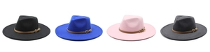 Détail de chapeaux fedora en laine noir, bleu, rose et gris avec bande cuir