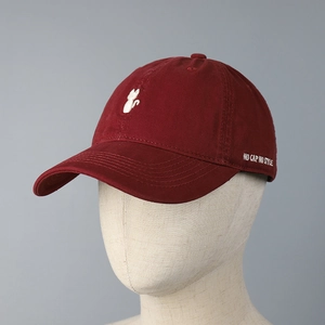 Dunkelrote Baumwoll-Baseballkappe mit Katzenstickerei und No Cap No Style Spruch