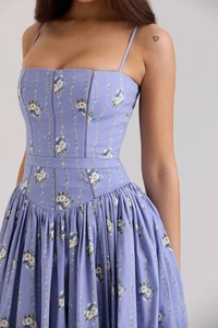 Dettaglio dell'abito floreale lavanda con corpetto a stringhe e pieghe sulla gonna
