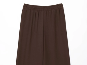 Détail du pantalon marron foncé montrant la taille élastique et la texture du tissu