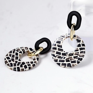 Boucles d'oreilles rétro géométriques léopard en résine avec détails en métal doré