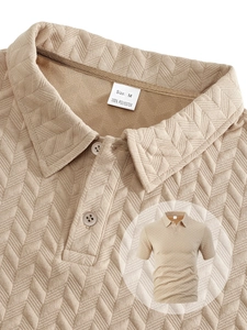 Gros plan du polo kaki montrant la texture en V et l'étiquette en polyester taille M