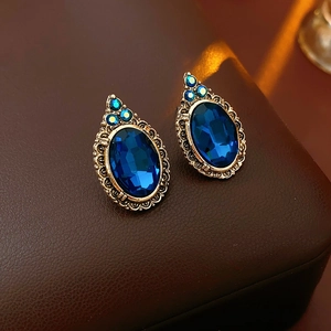 Vintage-Ohrringe mit großen blauen ovalen Edelsteinen und antiker Gold-Filigranarbeit