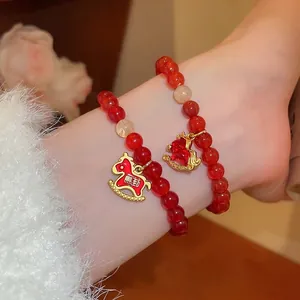 Bracelet En Perles D'Agate Rouge Avec Pendentif Cheval À Bascule Doré Émail Bijoux Élégants Rétro Pour Femmes