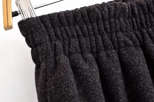 Detail der anthrazitfarbenen Wollhose mit elastischem, gefaltetem Bund aus Wollstoff