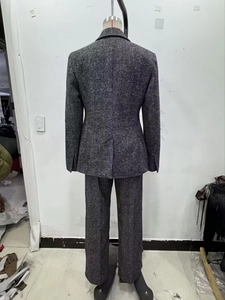 Vista posteriore di un abito in tweed grigio scuro che mostra la trama del tessuto