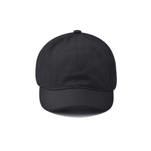 Détail d'une casquette de baseball noire en coton à visière courte et calotte souple