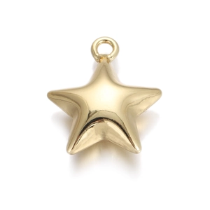 Nahaufnahme eines glänzenden goldenen Stern-Anhängers für DIY-Schmuck auf weißem Grund