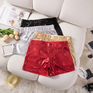 Detailansicht von Pailletten-Shorts in den Farben Schwarz, Silber, Gold und Rot