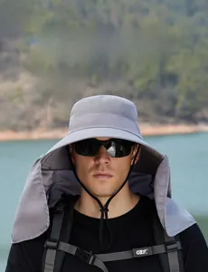Détail du chapeau de soleil gris à large bord avec maille respirante pour la pêche
