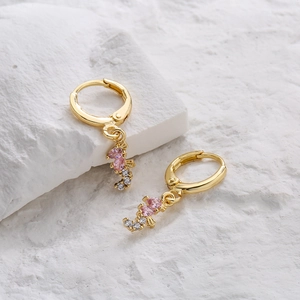 Orecchini a cerchio placcati oro con piccoli pendenti a cavalluccio marino e cristalli rosa