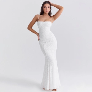 Détail de la robe en dentelle blanche avec textures florales et ourlet queue de poisson chic