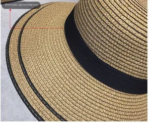 Dettaglio della tesa da 9cm di un cappello in paglia naturale con nastro nero