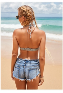 Rückansicht von blauem Denim-Bikini-Top und zerrissenen Shorts mit Fransendetails