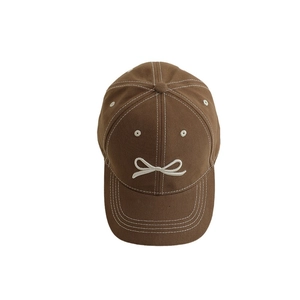 Casquette de baseball marron enfant avec broderie nœud blanc et surpiqûres blanches