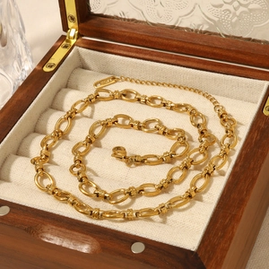 Détail d'un collier chaîne O classique en acier inoxydable doré dans un coffret à bijoux