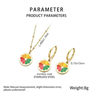 Détail du set collier et boucles d'oreilles en acier avec charms agrumes émaillés