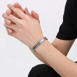Dettaglio del bracciale in metallo argento vintage con trama a scaglie e chiusura quadrata