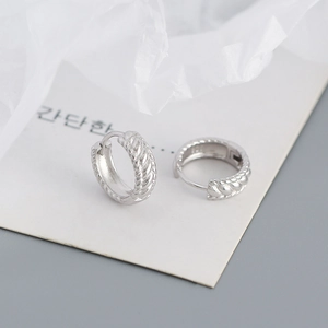 Detailed close-up of s925 silver twisted rope hoop earrings with a polished finish