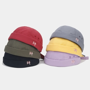 Detalle de gorros docker retro en seis colores con bordado lit en el borde doblado
