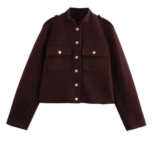 Veste bordeaux pour femme avec boutons dorés à double boutonnage et col montant chic