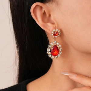 Vintage rode druppeloorbellen met strass-steentjes en goudkleurige afwerking voor dames