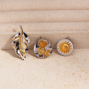 Détails des pendentifs en acier titane avec motifs rose, feuille et soleil bicolores