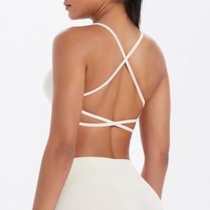 Détail des bretelles croisées sur le soutien-gorge de sport et le pantalon de yoga