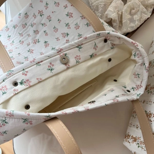 Détail du sac cabas floral en toile avec fermeture magnétique et anses en cuir