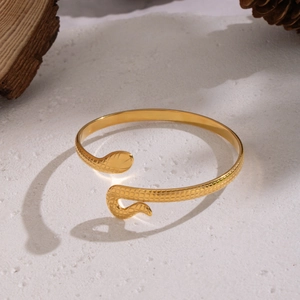 Vue macro détaillée du bracelet serpent ouvert plaqué or 18 carats avec écailles