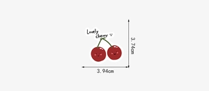 Détail de l'autocollant cerise avec des mesures précises de 3,74 cm sur 3,94 cm