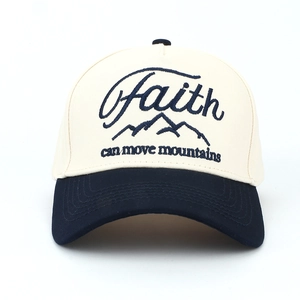 Détail de la broderie Faith can move mountains sur casquette de baseball bicolore