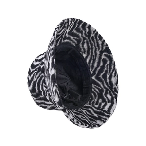 Détail du chapeau bob zébré montrant la texture en fausse fourrure et la doublure réglable