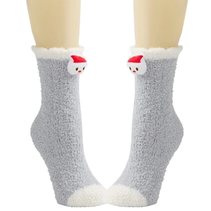 Detail von grauen Plüschsocken mit 3D-Schneemann-Motiv und weißem Fleeceaufsatz