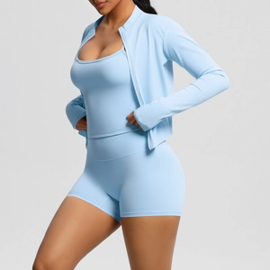 Dreiteiliges hellblaues Fitness-Set mit Jacke, Tanktop und High-Waist-Yoga-Shorts