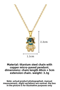 Détail du pendentif ours doré avec pierre bleue et zircone sur chaîne en acier titane