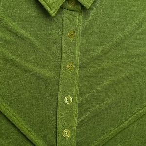 Nahaufnahme eines grünen Kurzarmshirts mit Knöpfen und gestrickter Stofftextur