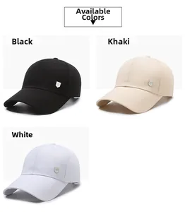 Dettaglio di tre colori di berretti da baseball con emblemi a scudo in metallo
