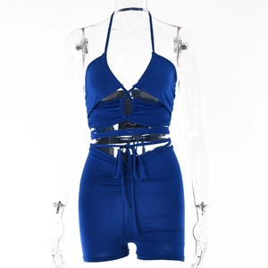Détail du haut dos nu à découpes bleu marine et short à taille haute à cordon