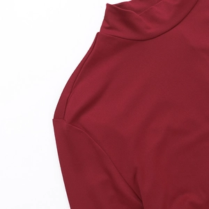 Détail du col montant et des coutures soignées sur la robe en tricot bordeaux