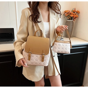 Détail de l'ensemble sac à dos kaki et crème avec motifs d'ours et texture en cuir PU doux