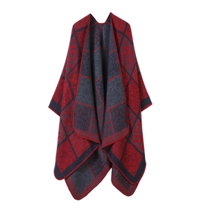 Détail d'un châle en maille réversible rouge et bleu marine à motif à carreaux