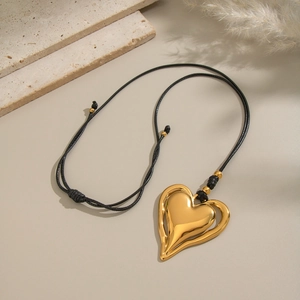 Collier minimaliste avec pendentif cœur doré fluide sur cordon noir chic