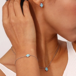 Détails de la parure en argent avec opales bleues ovales et accents brillants sur mannequin