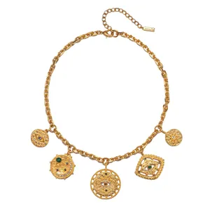 Collier plaqué or 18 carats avec pendentifs œil protecteur et lune sur fond blanc
